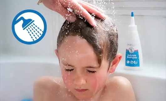 STAP 3: Spoel de anti-luisshampoo uit met lauwwarm water. Het is niet nodig om het haar na te wassen met normale shampoo.